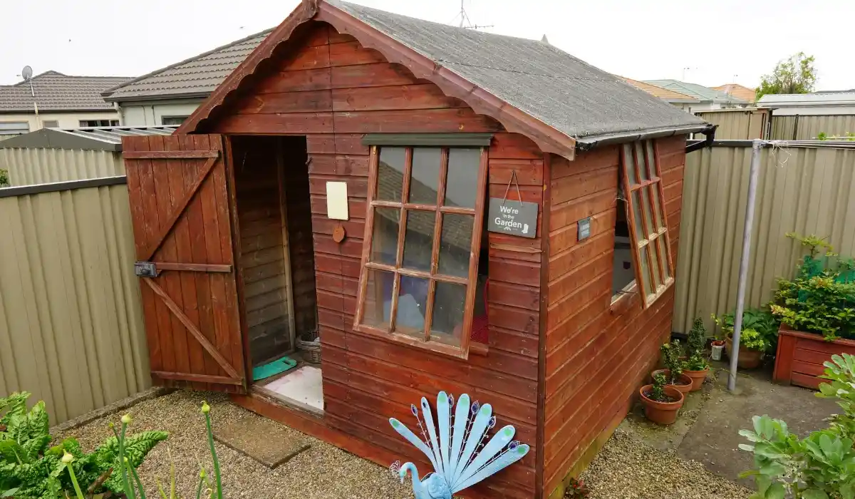 مستودع تخزين خارجي خشبي في فناء منزل، قد يشكل بيئة مناسبة لتجمع الحشرات وانتقالها إلى داخل البيت